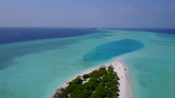 Luchtfoto drone zeegezicht van mariene lagune strand avontuur door transparant water met helder zand achtergrond — Stockvideo