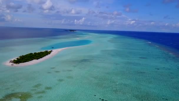 Воздушная абстракция идиллического пляжного отдыха у залива с голубой зеленой водой и белым песчаным фоном — стоковое видео