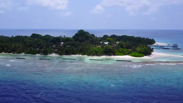 Drone charakter egzotycznego kurortu czas plaży przez błękitną wodę z czystym tle piasku — Wideo stockowe