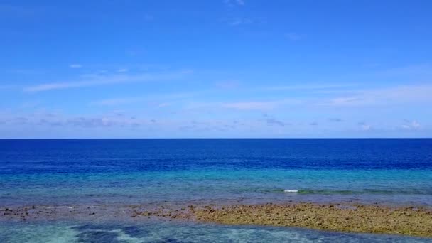 Luchtfoto van idyllische baai strand vakantie door blauwe zee en witte zandachtergrond — Stockvideo
