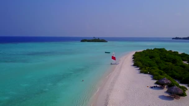 Turystyka lotnicza dronów egzotycznej laguny wycieczka przez niebieski ocean i białe piaszczyste tło — Wideo stockowe