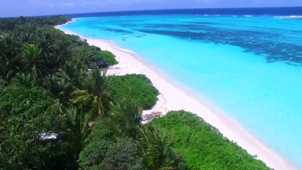 Antenn drönare struktur lugn lagun strand resa med blått vatten och ljus sand bakgrund — Stockvideo