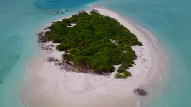 Drone vista cielo de vacaciones exóticas playa resort por el mar azul aqua y fondo de arena blanca — Vídeos de Stock