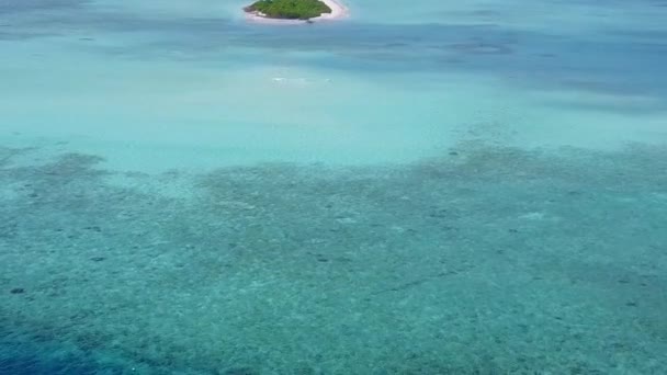 青い海と白い砂浜の背景による完璧なリゾートビーチタイムの空中風景 — ストック動画