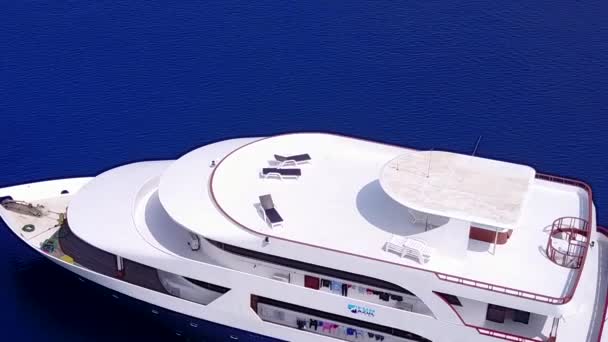 Aerial drone panorama dari laut laguna pantai liburan oleh laut biru dengan latar belakang berpasir putih — Stok Video
