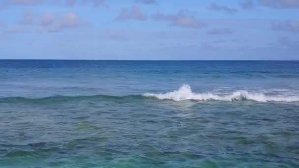 Drone paisagem marinha de praia costa tranquila quebrar pelo oceano azul do aqua e fundo de areia brilhante — Vídeo de Stock