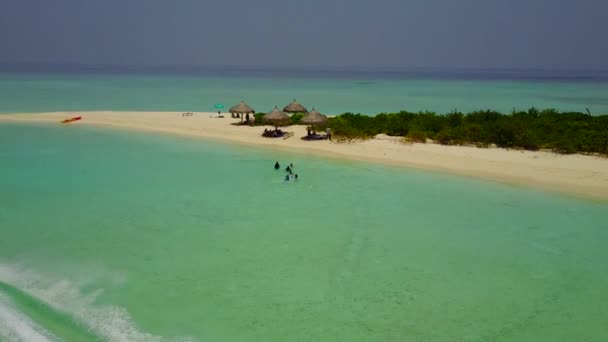 Drone antenn landskap tropiska turist strand resa genom klart hav med vit sand bakgrund — Stockvideo