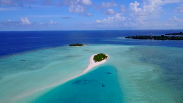 Drone vista scenario di bella isola spiaggia avventura dal mare limpido e sfondo di sabbia bianca — Video Stock