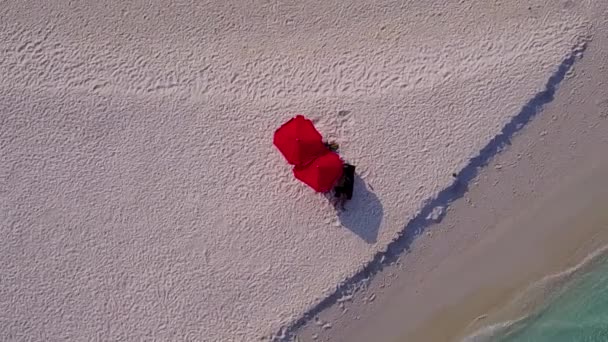 Drohnenpanorama von perfektem Meerblick Strandurlaub am blauen Meer mit weißem Sandhintergrund — Stockvideo