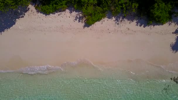 Paisaje marino aéreo de drones de relajantes vacaciones en la playa de la laguna por el océano azul y el fondo de arena blanca — Vídeos de Stock