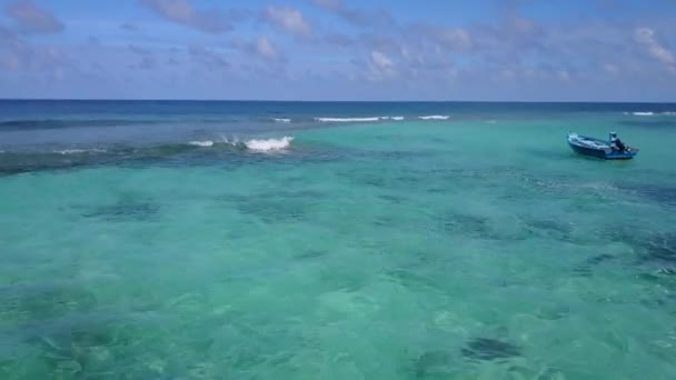 Viagem aérea de férias de praia laguna idílica por lagoa azul e fundo de areia branca — Vídeo de Stock