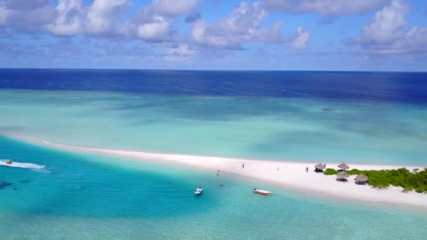 Повітряний дрон пейзаж ідеальної берегової лінії пляжного дикої природи синьо-зеленим океаном і білим піском фону — стокове відео