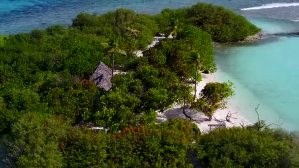 Viagem aérea de drone de luxo viagem de praia pela costa mar raso e fundo de areia branca — Vídeo de Stock