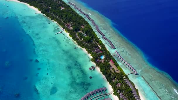 Drone εναέρια αφηρημένη ειδυλλιακή ακτογραμμή παραλία ταξίδι από το μπλε πράσινο της θάλασσας με φόντο λευκή άμμο — Αρχείο Βίντεο