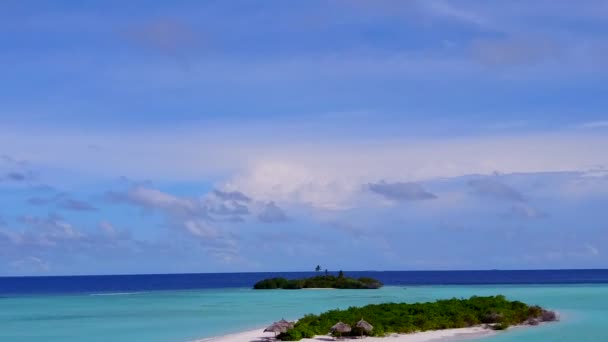 Drone φύση του ειδυλλιακού παραλιακό ταξίδι στην παραλία με γαλάζια νερά και λευκό αμμώδη φόντο — Αρχείο Βίντεο