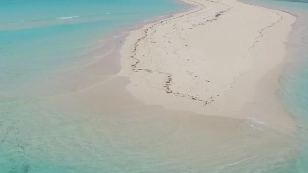 Vista aérea panorámica de la costa paradisíaca viaje de playa por el océano poco profundo y fondo de arena blanca — Vídeos de Stock