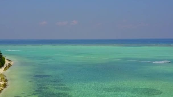 Turismo aéreo de drones del paraíso isla viaje de playa por laguna verde azul y fondo arenoso brillante — Vídeo de stock