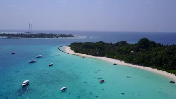 Drón légi kilátás idilli turisztikai strand szünet által aqua kék lagúna fehér homok háttér — Stock videók