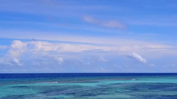 Paisagem aérea de relaxante ilha praia estilo de vida por lagoa azul com fundo de areia brilhante — Vídeo de Stock