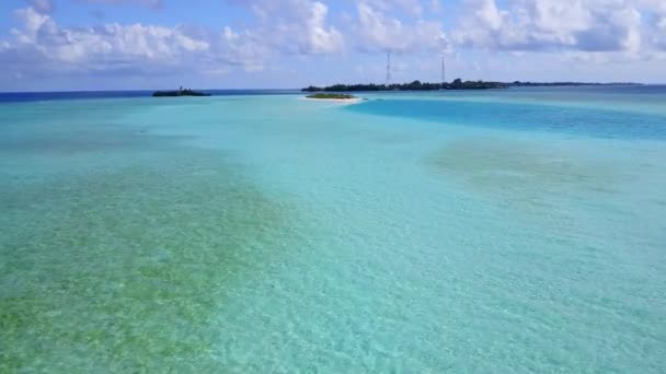Aerial charakter egzotycznej laguny plaży break by blue sea z białym tle piasku — Wideo stockowe