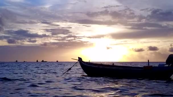 Dron přímořská krajina relaxační ostrov pláž životní styl podle modrého oceánu a bílého písečného pozadí — Stock video