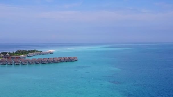 Widok z lotu ptaka turystyka egzotycznej zatoki plaży break przez przejrzyste morze i jasne piaszczyste tło — Wideo stockowe