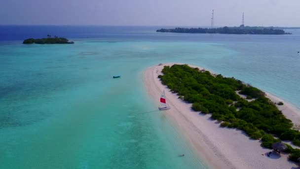 Drón légi jellege tökéletes tengerparti strand nyaralás által aqua kék tenger és fehér homok háttér — Stock videók