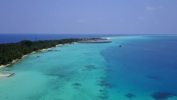 Luchtfoto drone landschap van exotische kustlijn strand avontuur door blauwe oceaan en witte zandachtergrond — Stockvideo