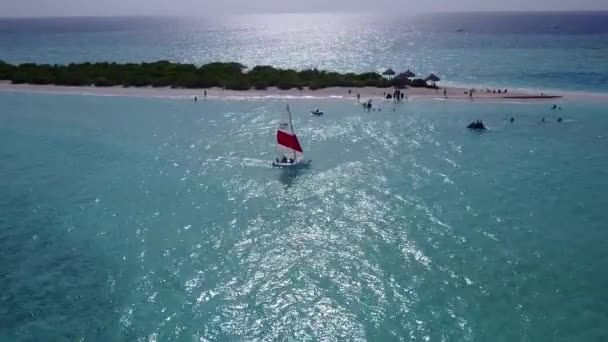 Повітряний безпілотний ландшафт ідеального часу на узбережжі моря чистою водою з білим піщаним фоном — стокове відео