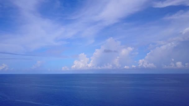 Panorama z lotu ptaka tropikalnej zatoki czas plaży przez błękitne morze z białym tle piasku — Wideo stockowe