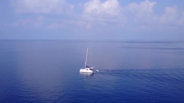 Drone aéreo abstracto de tranquilo viaje a la playa de la bahía por el mar azul aqua con fondo de arena blanca — Vídeos de Stock