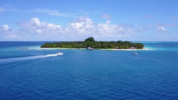 Luftdrone karakter af tropiske lagune strandferie ved gennemsigtigt hav og hvid sandet baggrund – Stock-video