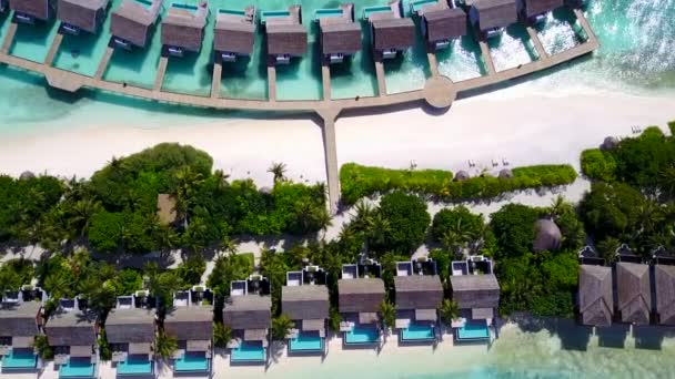Drohnen-Tourismus der paradiesischen Insel Strand Zeit durch flaches Meer mit weißem Sandhintergrund — Stockvideo