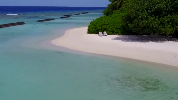 Drohnenflug der schönen Lagune Strand Reise durch blaues Wasser mit weißem Sand Hintergrund — Stockvideo
