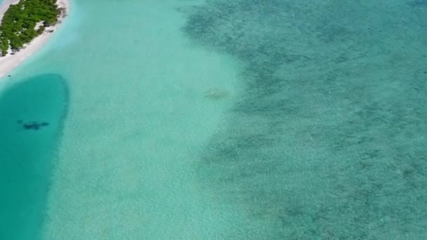 Dron panorama powietrzna spokojnej zatoki plaża rejs przez niebieski ocean i biały piasek tło — Wideo stockowe