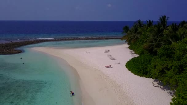 Luftraum von exotischen Insel Strandausflug durch blauen Ozean und weißen Sand Hintergrund — Stockvideo