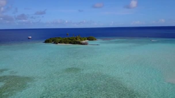 Drone paesaggio aereo di tranquilla spiaggia riva avventura dal mare blu con sfondo di sabbia bianca — Video Stock
