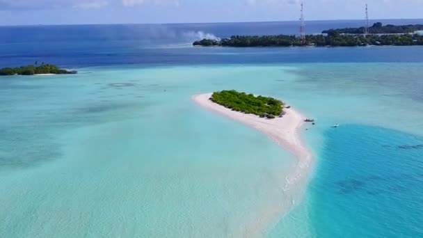 Paisaje aéreo de drones de hermosa playa balneario fauna por laguna azul aqua y fondo de arena blanca — Vídeo de stock