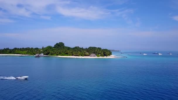 Luchtfoto drone zeegezicht van luxe kustlijn strand tijd door blauwe lagune en wit zand achtergrond — Stockvideo
