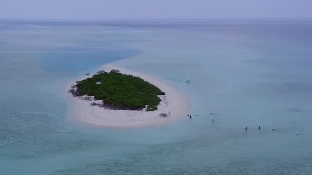 Drone textura aérea de la hermosa playa de la bahía tiempo por el mar verde azul con fondo de arena blanca — Vídeo de stock