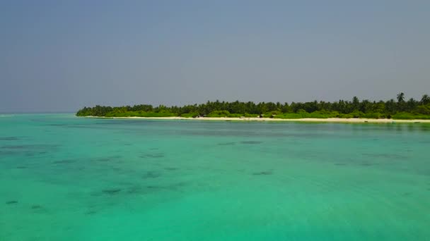 Lotnicze drone podróży rajskiego brzegu czas plaży przez niebieski zielony ocean i białe piaszczyste tło — Wideo stockowe