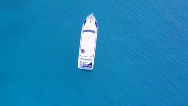 澄んだラグーンと明るい砂の背景によるエキゾチックな海岸のビーチ休暇の空中ドローン旅行 — ストック動画