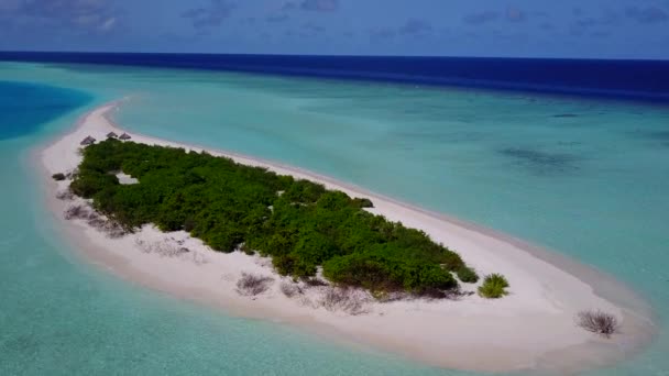 Dron antény abstrakt krásné pobřeží pláž cesta podle modrého zeleného moře a bílého písku pozadí — Stock video