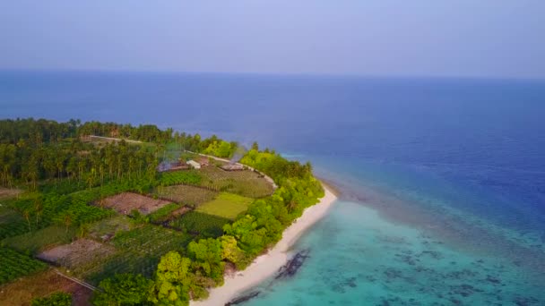 Drone abstrakt av lugn lagun strand paus av turkos lagun med ren sandig bakgrund — Stockvideo