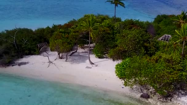 Aerial abstrakt tropikalnej plaży turystycznej rejs przez niebieski ocean z białym, piaszczystym tle — Wideo stockowe