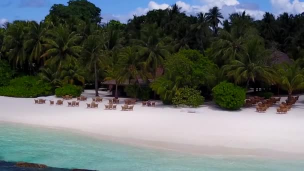 明るい砂の背景を持つアクアブルーの水による完璧な海岸のビーチの旅の空中ドローンの風景 — ストック動画