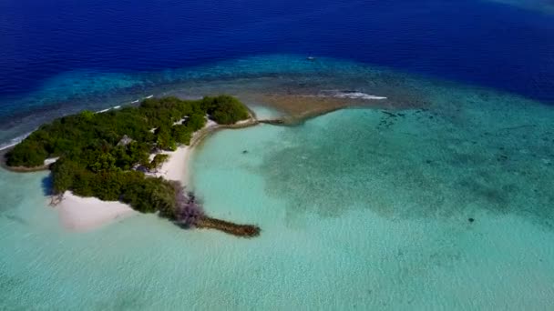 Воздушный беспилотник текстуры тропических курортных пляжей перерыв голубой лагуны и белый песчаный фон — стоковое видео