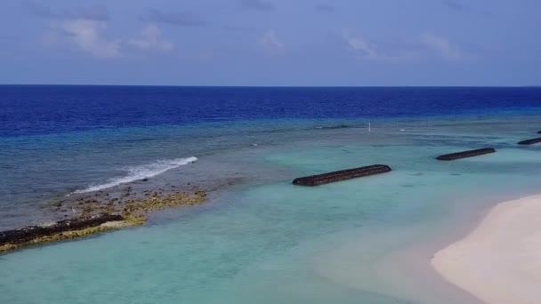 Luchtfoto drone landschap van luxe toeristische strand vakantie door ondiepe lagune met witte zandachtergrond — Stockvideo