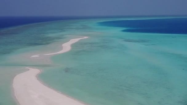 Lotnicze drony niebo pięknego kurortu czas plaży przez niebieską lagunę z białym, piaszczystym tle — Wideo stockowe