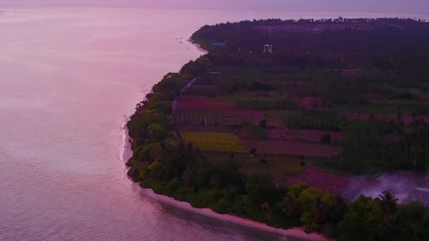 Luftbild von Paradies touristischen Strandurlaub durch transparente Lagune und weißen Sandhintergrund — Stockvideo